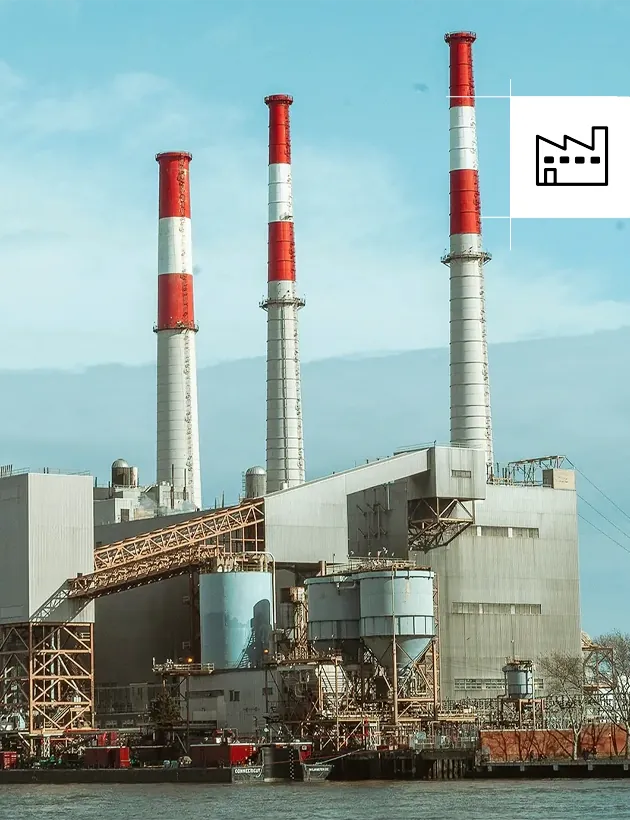 Planta industrial con chimeneas: soluciones energéticas para la industria