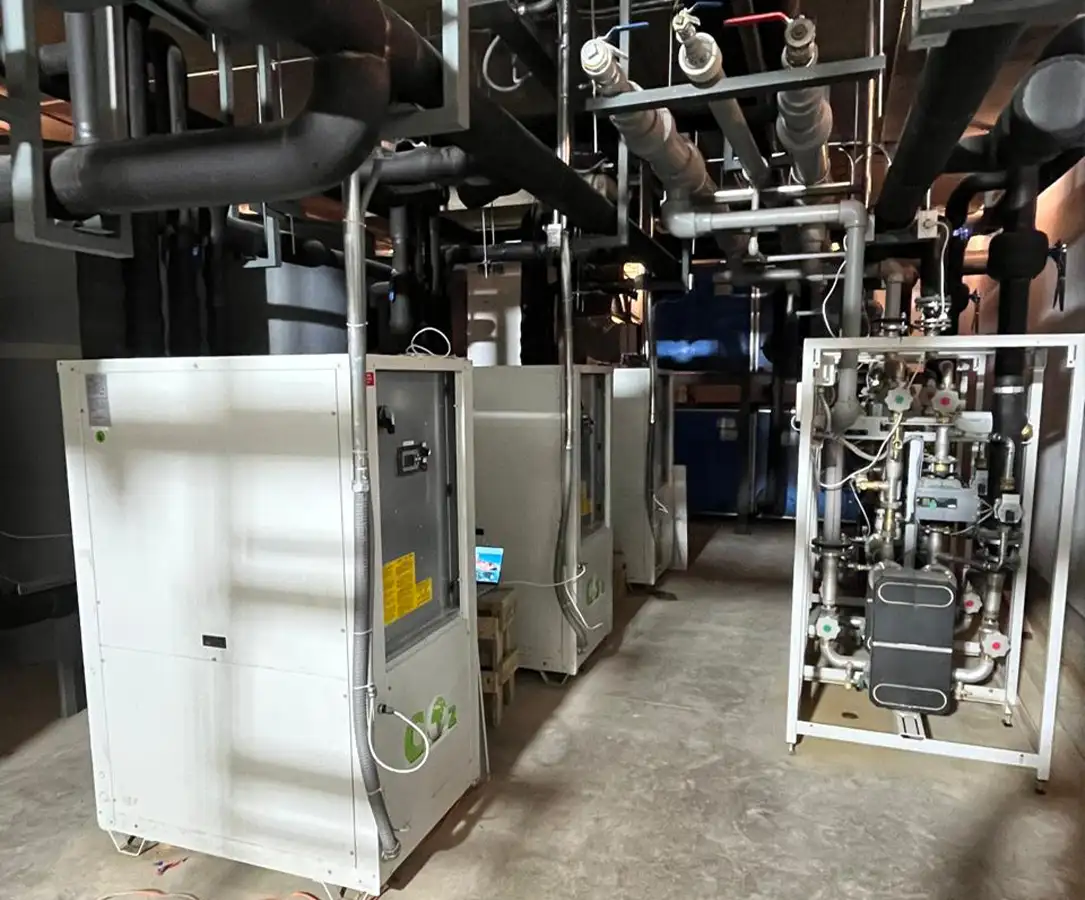 Sala de máquinas con bombas de calor CO2 del Edificio Nueva Las Condes 3